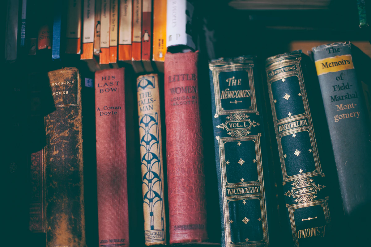 Livros novos empilhados em uma mesa