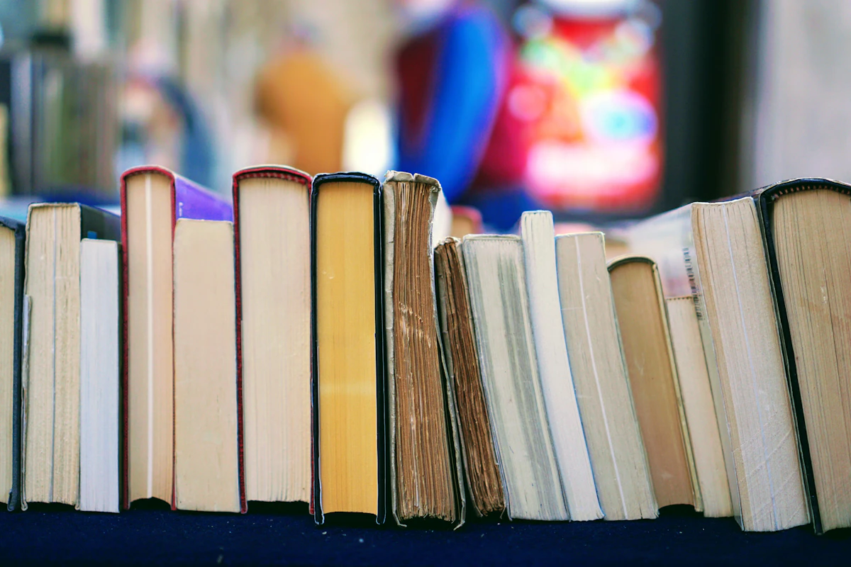 Pilha de livros sobre uma mesa de madeira